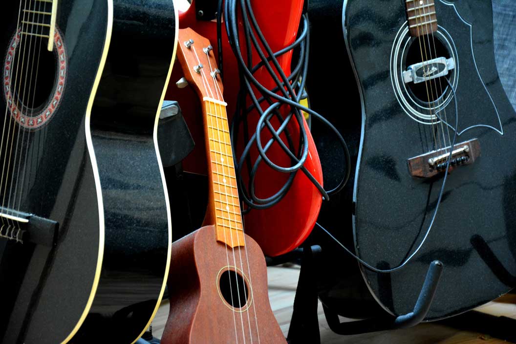 guitars-1730300_1920b